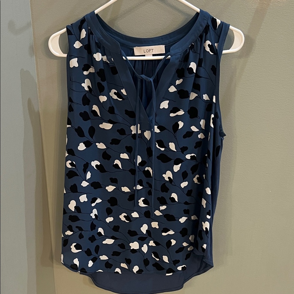 LOFT Women's Navy and White Patterned Blouse